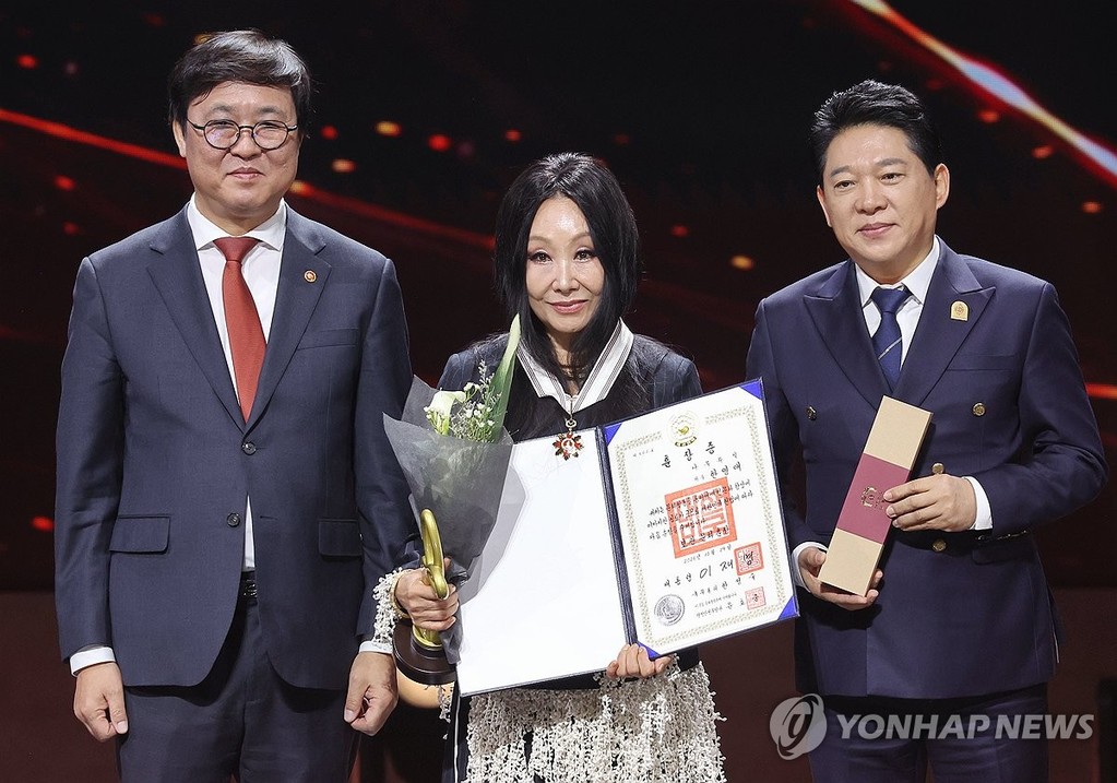 한영애, 은관문화훈장 수훈 (서울=연합뉴스) 이재희 기자 = 가수 한영애가 29일 서울 중구 국립극장에서 열린 '제17회 대한민국 대중문화예술상' 시상식에서 은관문화훈장을 수훈한 뒤 최휘영 문체부 장관(왼쪽)과 기념촬영을 하고 있다. 2026.10.29 scape@yna.co.kr
