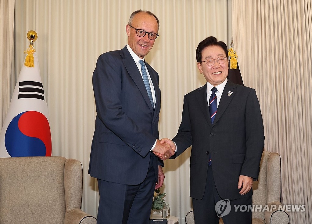 In this file photo, South Korean President Lee Jae Myung (R) and German Chancellor Friedrich Merz pose for a photo prior to their talks in Evian-les-Bains, France, on June 16, 2026, on the sidelines of the Group of Seven summit. (Yonhap)
