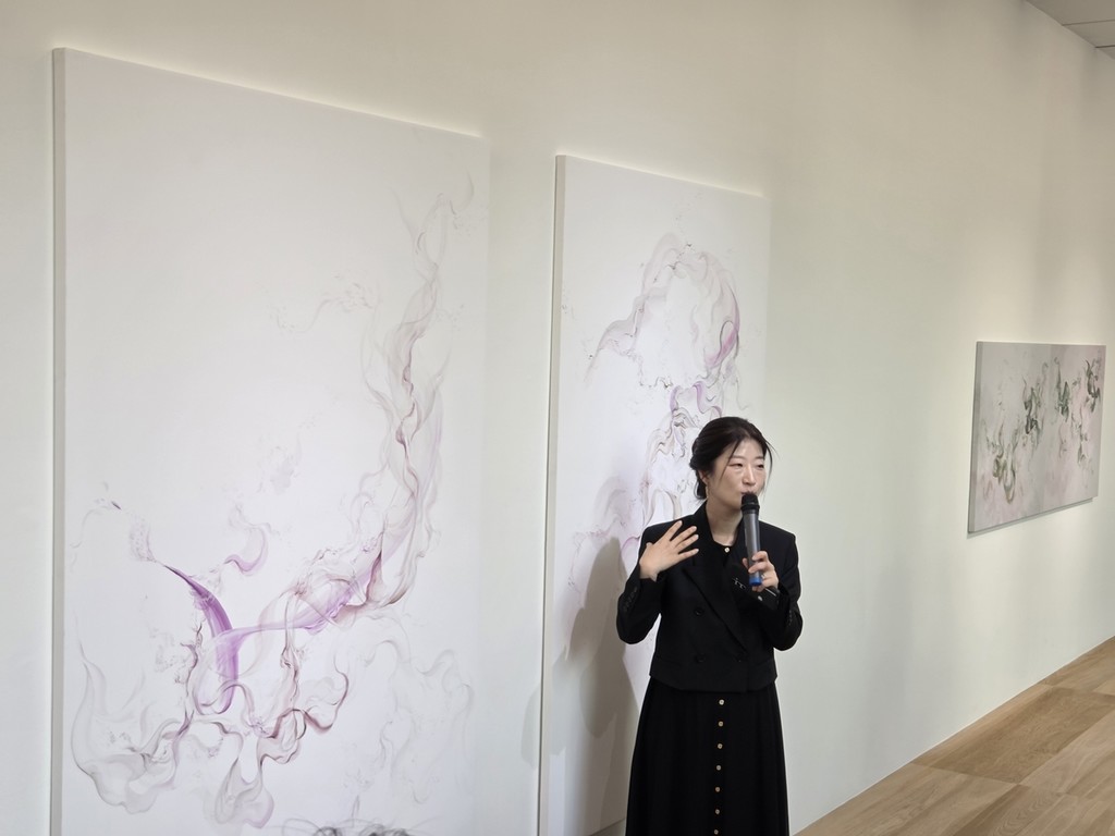 김지수 작가 (서울=연합뉴스) 박의래 기자 = 28일 송은에서 김지수 작가가 작품에 관해 설명하고 있다. 2026.10.29. laecorp@yna.co.kr