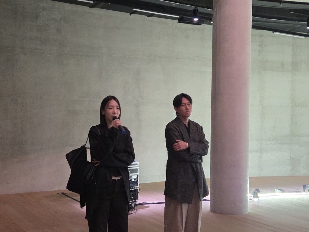 그레이코드와 지인 (서울=연합뉴스) 박의래 기자 = 28일 송은에서 그레이코드(오른쪽)와 지인이 작품에 관해 설명하고 있다. 2026.10.29. laecorp@yna.co.kr