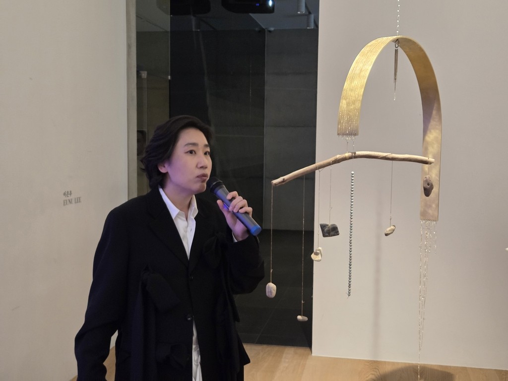 이은우 작가 (서울=연합뉴스) 박의래 기자 = 28일 송은에서 이은우 작가가 작품에 관해 설명하고 있다. 2026.10.29. laecorp@yna.co.kr