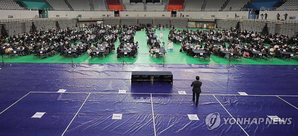  An inspection of ballots takes place inside the Olympic Park Handball Gymnasium in southeastern Seoul on Oct. 28, 2026. (Yonhap)