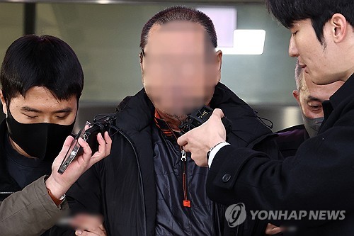 An arson suspect speaks to reporters outside the Seoul Suseo Police Station in southern Seoul on Oct. 29, 2026, while being referred to the Seoul Central District Prosecutors' Office on suspicion of setting fires at two patent firms in Seoul's southern Gangnam Ward on Oct. 20, which injured 26 people, including a patent attorney who was rushed to a hospital in cardiac arrest. (Yonhap)