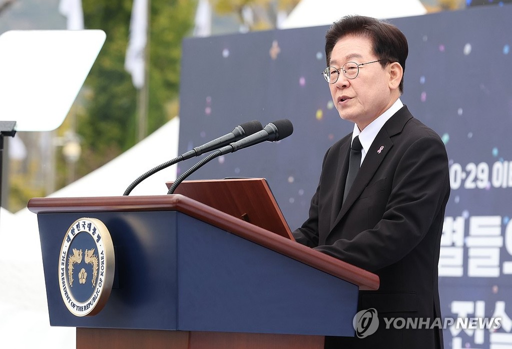  President Lee Jae Myung delivers a eulogy during a memorial event in Seoul on Oct. 29, 2026, for victims of the 2022 crowd crush in the capital's Itaewon district as the country marks the fourth anniversary of the tragedy, which claimed 159 lives during Halloween celebrations. (Pool photo) (Yonhap)
