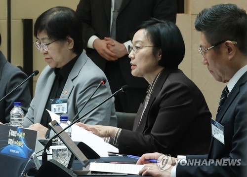 Prime Minister Han Seong-sook (C) speaks during a national policy coordination meeting at a Chong Kun Dang Pharmaceutical Corp. factory in the central city of Cheonan on Oct. 29, 2026. (Yonhap)