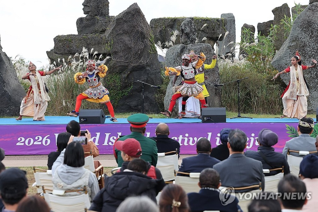 세계섬문화축제 개막 (제주=연합뉴스) 박지호 기자 = 29일 제주시 조천읍 교래리 돌문화공원에서 열린 2026 세계섬문화축제에서 스리랑카 남부주의 전통공연이 펼쳐지고 있다. 2026.10.29 jihopark@yna.co.kr