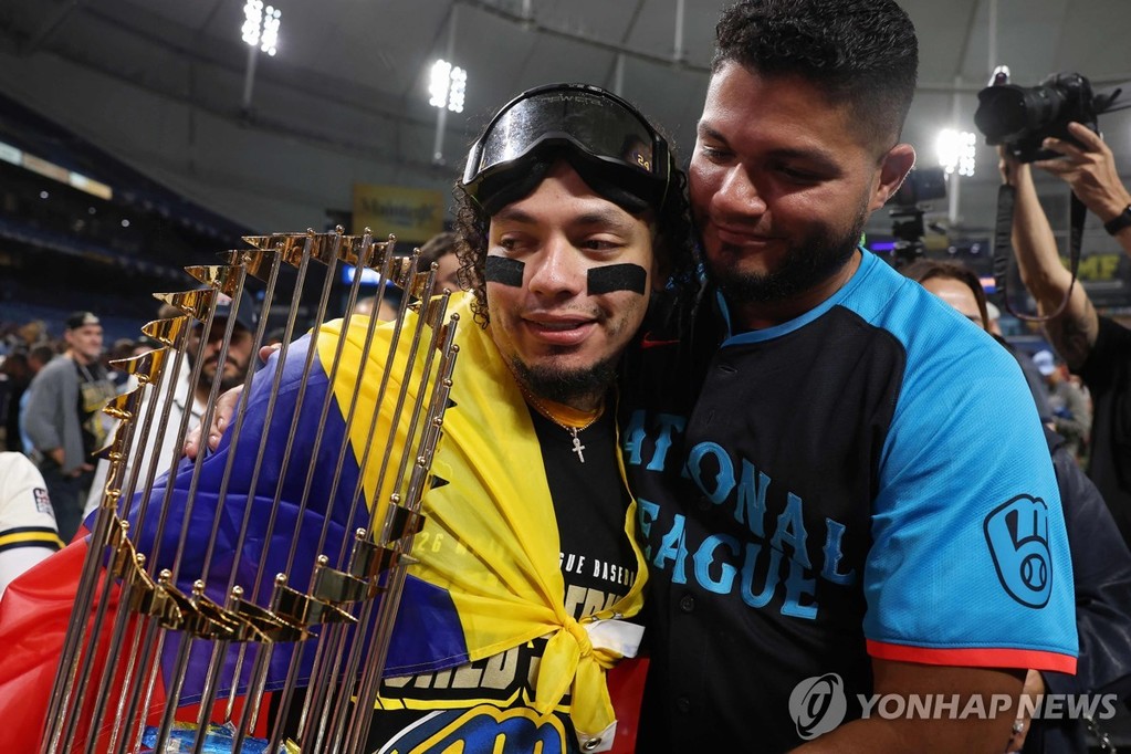 WS MVP로 뽑힌 윌리암 콘트레라스(왼쪽)와 친형 윌슨 콘트레라스 [AFP=연합뉴스]