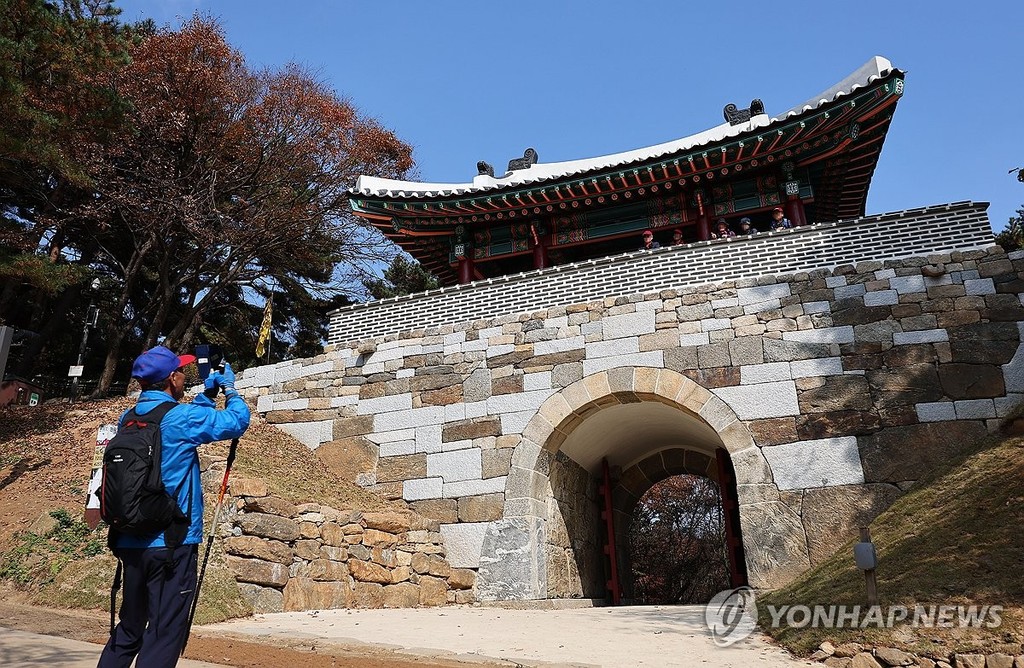  This undated file photo shows the northern gate of the Namhansanseong fortress. (Yonhap)