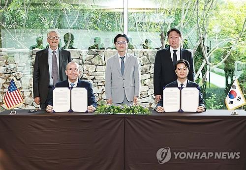 SK Innovation Chief Executive Officer (CEO) Choo Hyeong-wook (R) and TerraPower CEO Chris Levesque pose for a photo with a memorandum of agreement at a signing ceremony for key terms of a global joint business agreement between the two companies in Seoul in this Aug. 14, 2026, file photo. In the back row (from L) are TerraPower Chairman Bill Gates, Industry Minister Kim Jung-kwan and SK Group Chairman Chey Tae-won. (Yonhap)