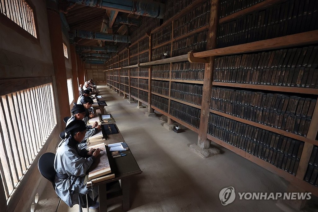 해인사, 팔만대장경 새롭게 판각한다 (합천=연합뉴스) 김동민 기자 = 29일 오후 경남 합천군 법보종찰 해인사에서 국보이자 세계기록유산인 팔만대장경(8만1천352장)을 새롭게 판각하는 '해인사 장경도감 대장경 판각 고불식(告佛式)' 열었다.
사진은 이날 스님 등이 현장에서 전통 판각을 시연하는 모습.
약 800년 전 대장경 조성 정신과 원력(願力·염원)을 현시대로 잇기 위해 대장경 전체를 한 본 더 제작하는 이번 불사는 완료까지 50∼100년가량 소요될 예정이다. 2026.10.29 image@yna.co.kr