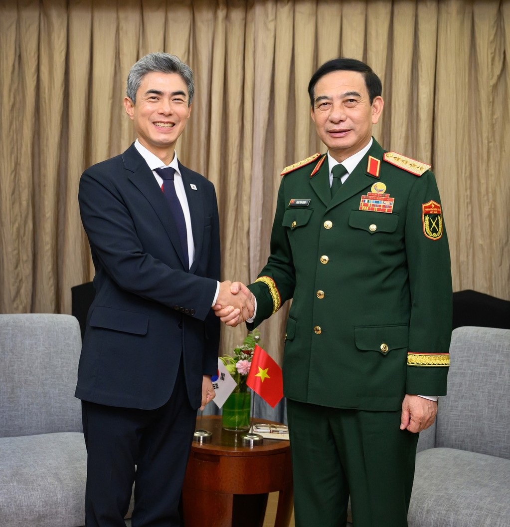 Defense Minister Kang Shin-chul (L) shakes hands with his Vietnamese counterpart, Phan Van Giang, during their bilateral talks on the occasion of the ASEAN Defense Ministers' Meeting (ADMM) Plus in Cebu, the Philippines, on Oct. 29, 2026, in this photo provided by the defense ministry. (PHOTO NOT FOR SALE) (Yonhap)
