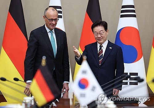  President Lee Jae Myung (R) meets German Chancellor Friedrich Merz for a summit at Cheong Wa Dae in Seoul on Oct. 29, 2026. (Yonhap