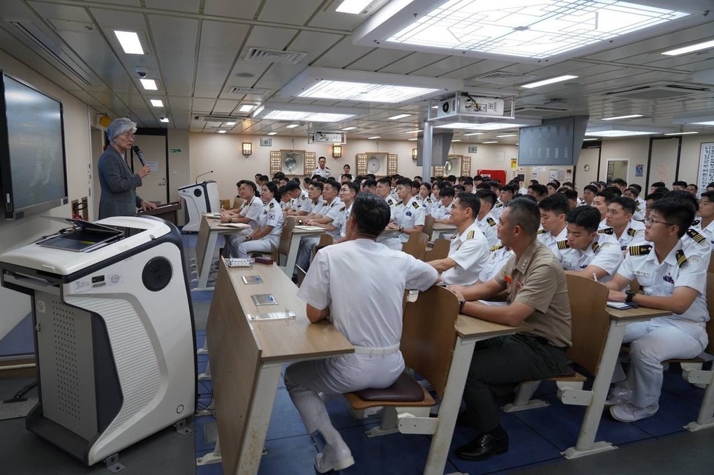 This photo captured from the X account of the South Korean Embassy in Washington shows Ambassador Kang Kyung-wha (L) speaking to Navy cadets aboard the ROKS Hansando, which made a port call at Naval Air Station Pensacola in Florida, on Oct. 27, 2026. (PHOTO NOT FOR SALE) (Yonhap)