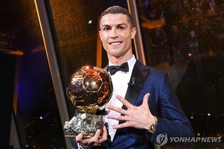 호날두, 메시 제치고 팬 선정 '역대 최고 발롱도르' 1위