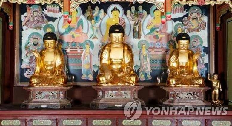 국가유산청 지정 예고…불상·전각 축소해 만든 불교 공예품 (서울=연합뉴스) 국가유산청은 '구례 천은사 금동불감'을 국보, 9건의 유산을 보물로 지정 예고했다고 30일 밝혔다.
    사진은 1667년 조각승 희장 등이 제작한 불상 '영광 연흥사 목조석가여래삼불좌상 및 복장유물'. 2026.10.30 [국가유산청 제공. 재판매 및 DB 금지] photo@yna.co.kr