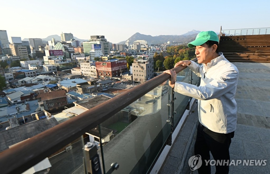 오세훈 시장, 세운4구역 재개발 관련 현장 브리핑 (서울=연합뉴스) 오세훈 서울시장이 7일 서울 종로구 세운상가 옥상에서 열린 세운4구역 재개발 관련 현장 브리핑에서 주변 전망을 살펴보고 있다. 2025.11.7 [서울시 제공. 재판매 및 DB 금지] photo@yna.co.kr