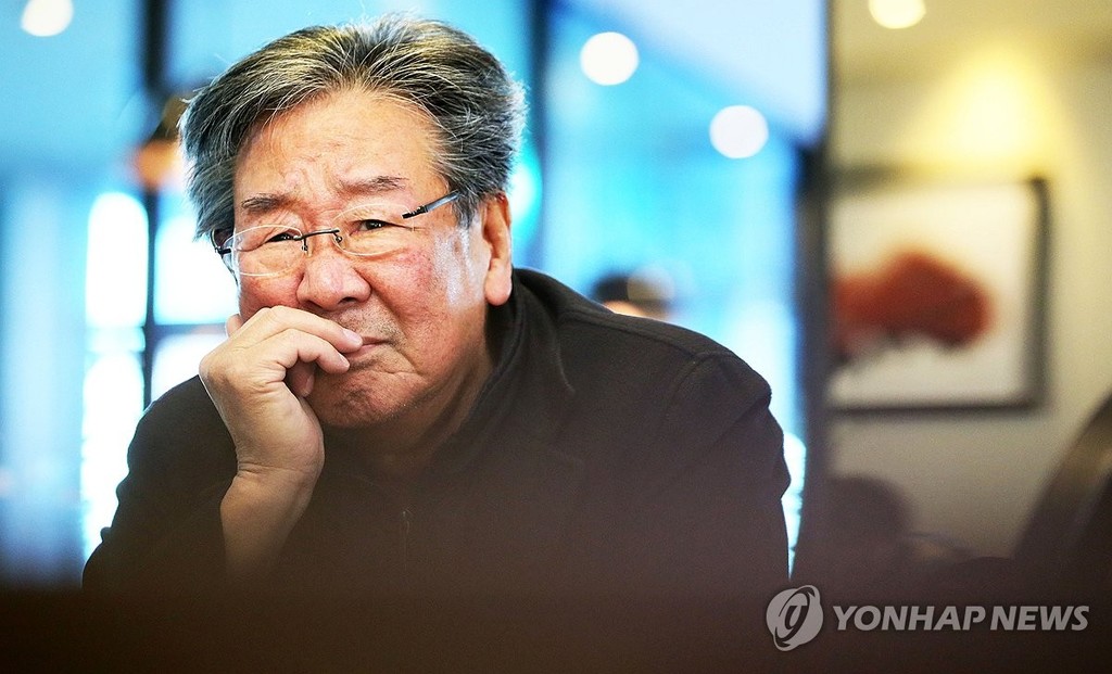 '영원한 수사반장'·'국민 아버지' 최불암 별세…향년 87세 (서울=연합뉴스) 한국의 아버지상을 대표해 '국민 아버지'로 불린 배우 최불암(본명 최영한)이 별세했다. 향년 87세.
    30일 방송계에 따르면 최불암은 서울 강서구의 한 병원에서 입원 치료 중 29일 밤 10시께 세상을 떠났다. 사진은 2013년 1월 3일 연합뉴스와의 인터뷰에서 포즈를 취하는 모습. 2026.10.30 [연합뉴스 자료사진] photo@yna.co.kr