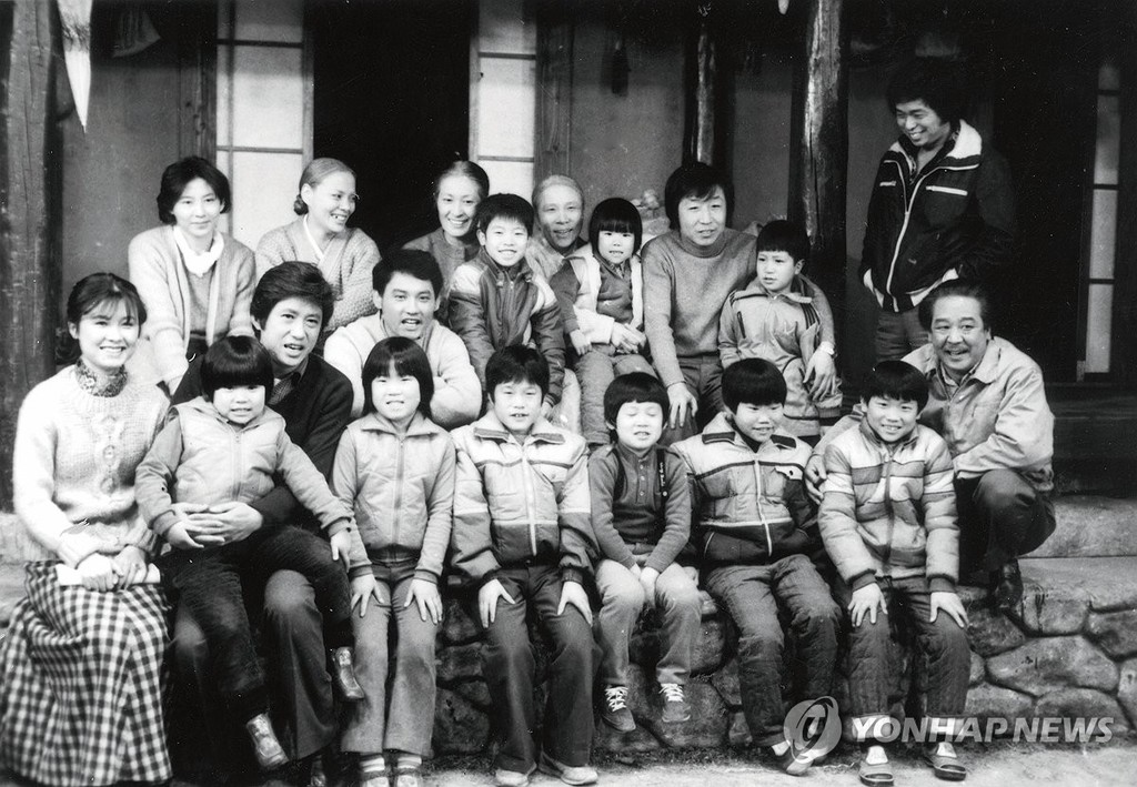 '전원일기' 출연진과 함께 기념 촬영하는 최불암 (서울=연합뉴스) 초록우산 전국후원회장으로 41년간 활동하며 국내외 소외 아동을 위한 나눔에 앞장선 고 최불암 배우.
    사진은 배우 최불암(오른쪽)이 국내 최장수 드라마 '전원일기' 출연진과 함께 기념 촬영하는 모습. 2026.10.30. [초록우산 제공. 재판매 및 DB 금지] photo@yna.co.kr
