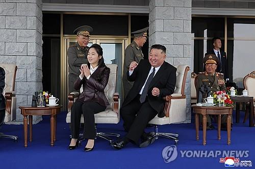  North Korean leader Kim Jong-un (front, R), accompanied by his daughter Ju-ae (front, L), attends a firing demonstration featuring the 600-millimeter multiple rocket launcher, known as "Sniper," in this photo released by the Korean Central News Agency on Oct. 30, 2026. The weapon was publicly demonstrated for the first time during the exercise held the previous day. (For Use Only in the Republic of Korea. No Redistribution) (Yonhap)