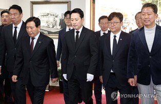 장동혁, 박정희 생가 찾아 "근대화의 국부…흔들리지 않는 역사"