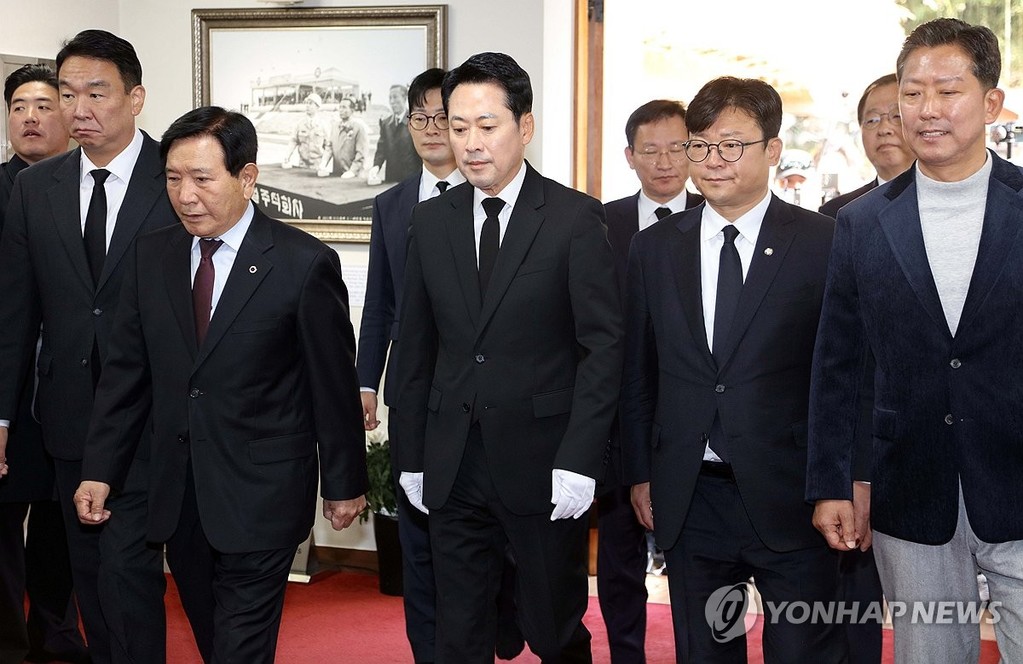 박정희 생가 찾아 참배하는 장동혁 (구미=연합뉴스) 김현태 기자 = 국민의힘 장동혁 대표가 30일 오전 경북 구미시 박정희 전 대통령 생가를 찾아 추모관에서 참배하고 있다. 2026.10.30 mtkht@yna.co.kr