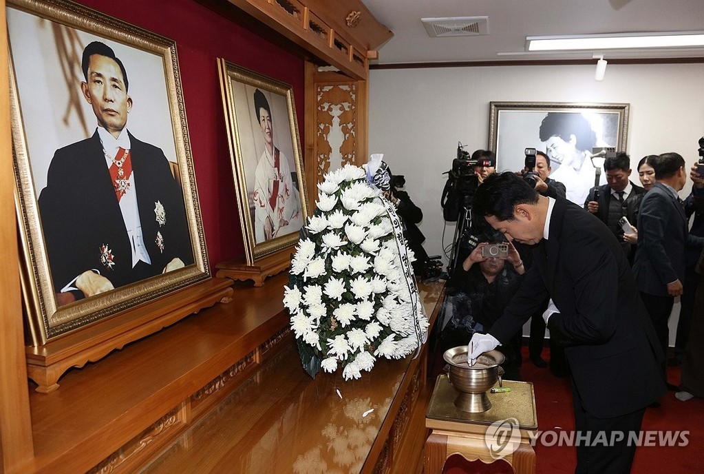 박정희 생가 찾은 장동혁 (구미=연합뉴스) 김현태 기자 = 국민의힘 장동혁 대표가 30일 오전 경북 구미시 박정희 전 대통령 생가를 찾아 추모관에서 참배하고 있다. 2026.10.30 mtkht@yna.co.kr