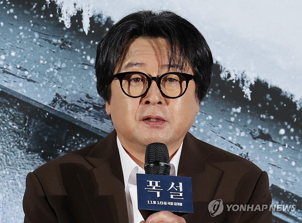 인사말하는 김윤석 (서울=연합뉴스) 이재희 기자 = 배우 김윤석이 30일 서울 CGV 용산아이파크몰점에서 열린 영화 '폭설' 제작보고회에서 인사말을 하고 있다. 2026.10.30 scape@yna.co.kr