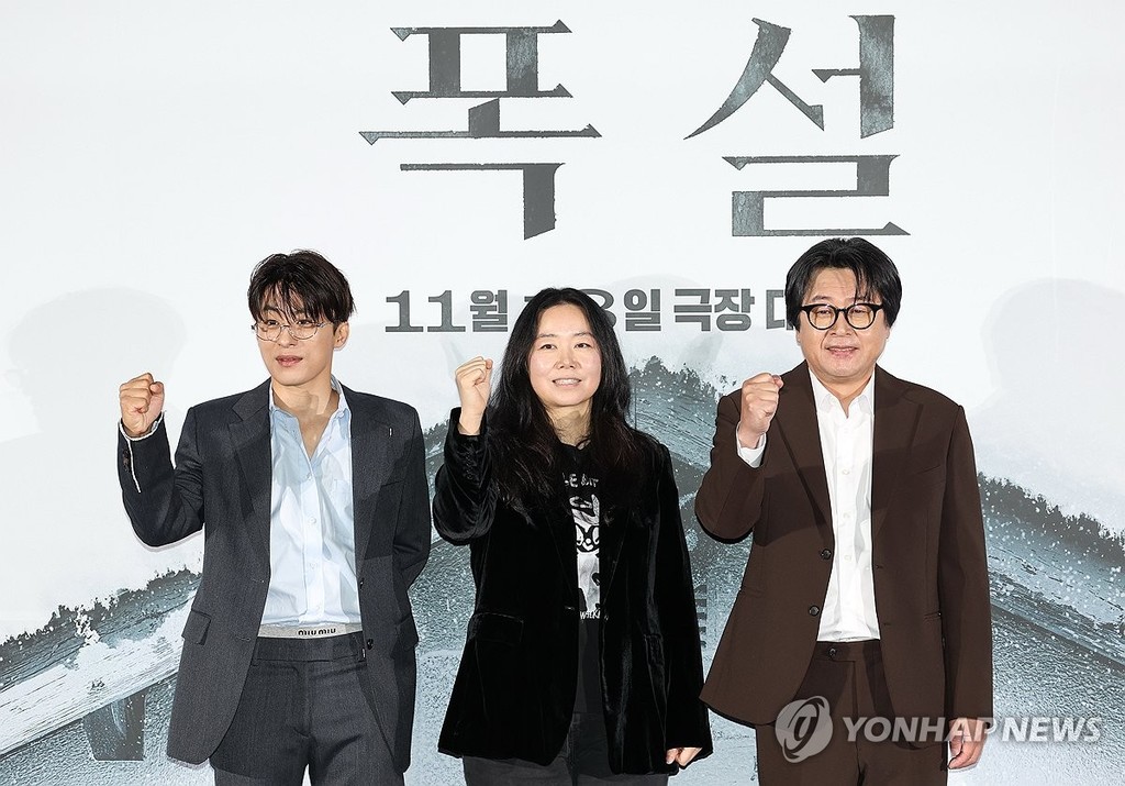 포즈 취하는 '폭설' 감독과 주연들 (서울=연합뉴스) 이재희 기자 = 배우 구교환(왼쪽부터), 감독 홍의정, 배우 김윤석이 30일 서울 CGV 용산아이파크몰점에서 열린 영화 '폭설' 제작보고회에서 포즈를 취하고 있다. 2026.10.30 scape@yna.co.kr