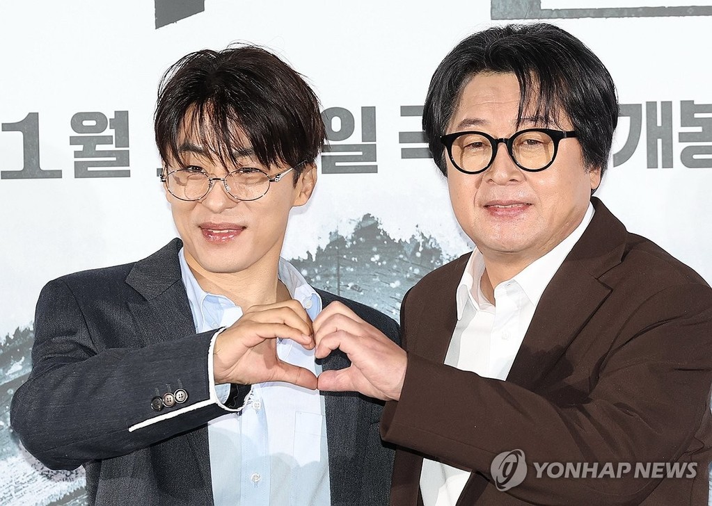 하트 포즈가 어색한 김윤석-구교환 (서울=연합뉴스) 이재희 기자 = 배우 김윤석(오른쪽)과 구교환이 30일 서울 CGV 용산아이파크몰점에서 열린 영화 '폭설' 제작보고회에서 포즈를 취하고 있다. 2026.10.30 scape@yna.co.kr