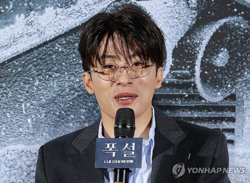 인사말하는 구교환 (서울=연합뉴스) 이재희 기자 = 배우 구교환이 30일 서울 CGV 용산아이파크몰점에서 열린 영화 '폭설' 제작보고회에서 인사말을 하고 있다. 2026.10.30 scape@yna.co.kr