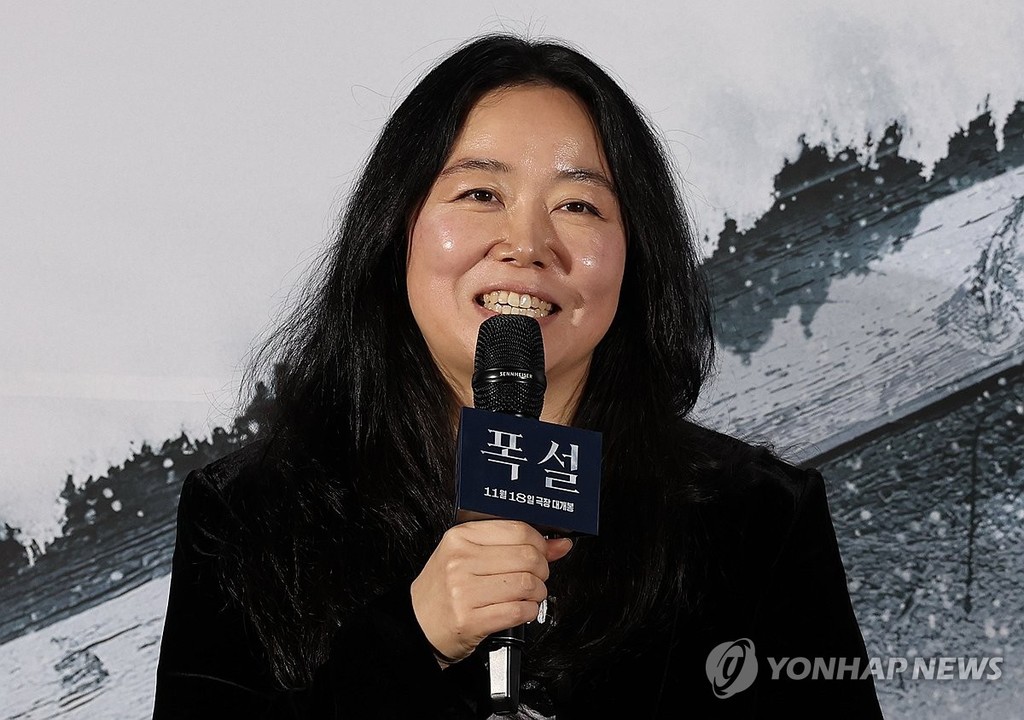 '폭설' 연출한 홍의정 감독 (서울=연합뉴스) 이재희 기자 = 홍의정 감독이 30일 서울 CGV 용산아이파크몰점에서 열린 영화 '폭설' 제작보고회에서 인사말을 하고 있다. 2026.10.30 scape@yna.co.kr