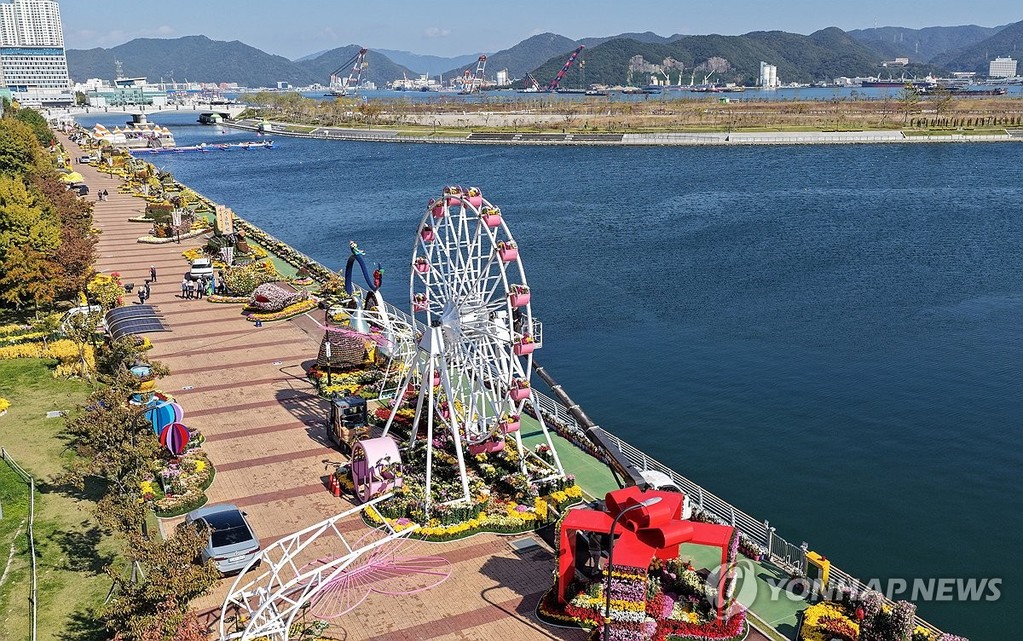 바다가 보이는 마산가고파국화축제 D-1 (창원=연합뉴스) 김동민 기자 = 제26회 마산가고파국화축제 개막을 하루 앞둔 30일 오후 경남 창원시 마산합포구 3·15해양누리공원 일대에 조성된 축제 현장에서 관계자들이 막바지 작업을 하고 있다. 2026.10.30 image@yna.co.kr
