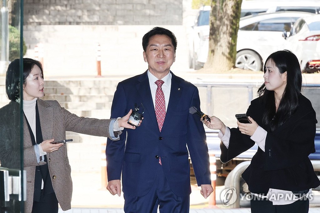  Rep. Kim Gi-hyeon (C) of the main opposition People Power Party arrives at the Seoul Central District Court in southern Seoul on Oct. 30, 2026, to attend his trial on charges of violating the anti-graft law. (Yonhap)