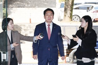 (LEAD) Court acquits PPP lawmaker over luxury gift to ex-first lady