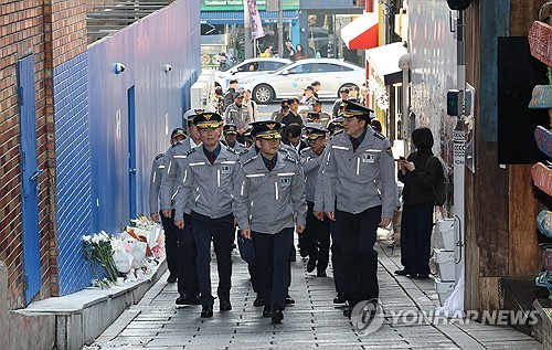  Kim Jong-chul (C), acting Commissioner of the Korean National Police Agency, visits Itaewon, a major nightlife district in Seoul, on Oct. 30, 2026, and inspects preparations for crowd safety for Halloween. (Yonhap)