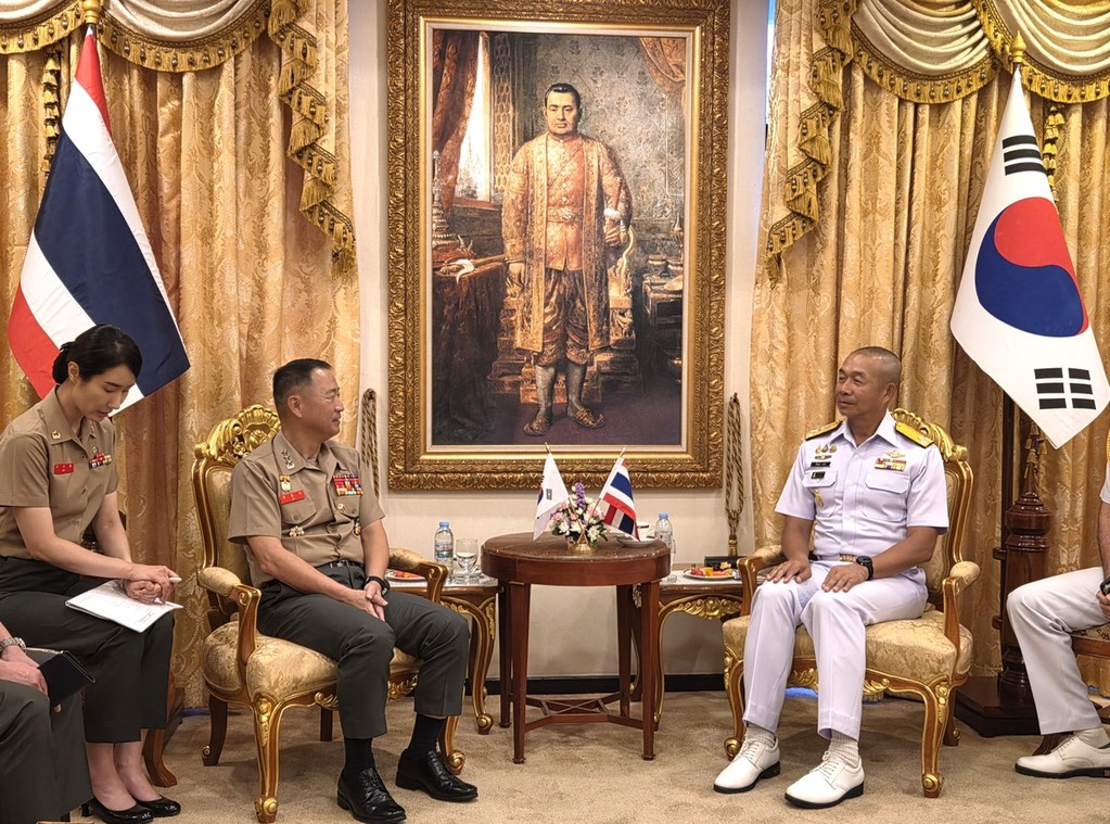  Lt. Gen. Ju Il-suk (2nd from L), commander of South Korea's Marine Corps, meets Rear Adm. Weerachai Leeka (R), commander of the Royal Thai Marine Corps, in Bangkok, on Oct. 29, 2026, in this photo provided by the South's armed force. (PHOTO NOT FOR SALE) (Yonhap)