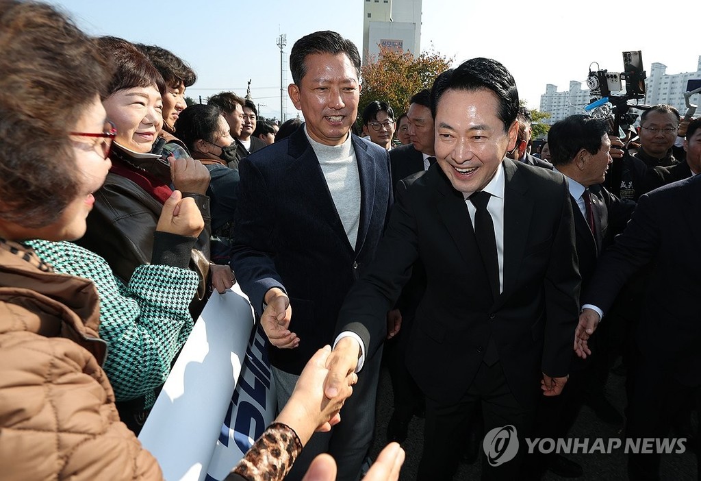 지지자들과 악수하는 장동혁 (구미=연합뉴스) 김현태 기자 = 국민의힘 장동혁 대표가 30일 오전 경북 구미시 박정희 전 대통령 생가를 찾은 자리에서 환영나온 지지자들과 악수하고 있다. 2026.10.30 mtkht@yna.co.kr