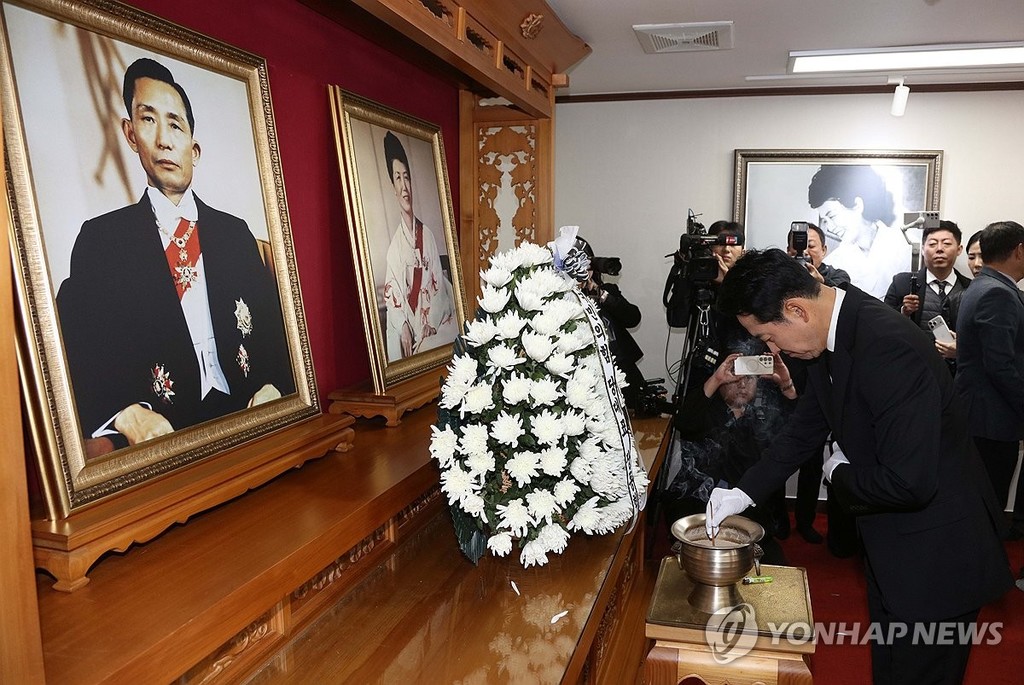 박정희 생가 찾아 참배하는 장동혁 (구미=연합뉴스) 김현태 기자 = 국민의힘 장동혁 대표가 30일 오전 경북 구미시 박정희 전 대통령 생가를 찾아 추모관에서 참배하고 있다. 2026.10.30 mtkht@yna.co.kr