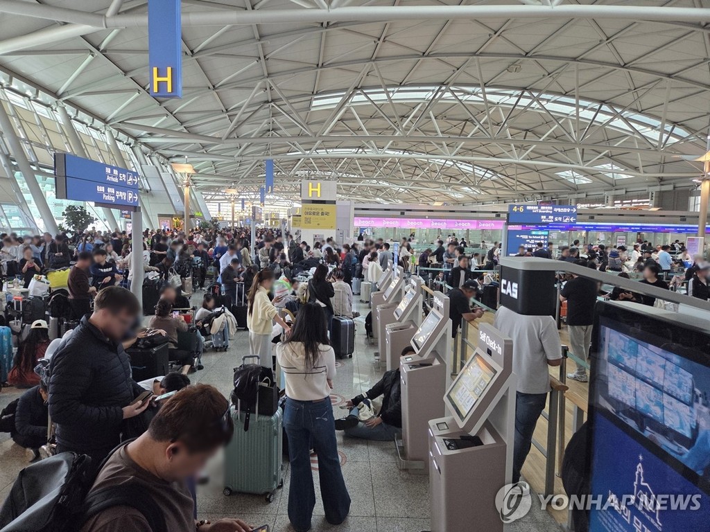  A disruption in the airline network at Incheon International Airport, west of Seoul, delays passenger processing for departing flights on Oct. 30, 2026. (Yonhap)