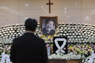 최불암 영정앞에 선 김혜자 "너무 그리운 사람…곧 만나자"(종합2보)