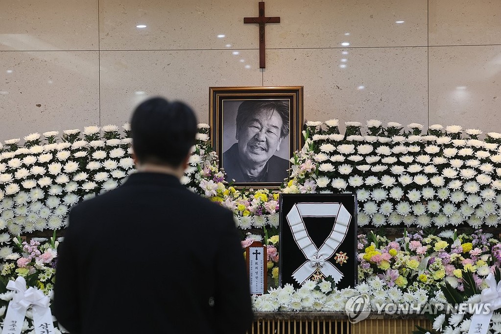 '국민 아버지' 배우 최불암 별세 (서울=연합뉴스) 박동주 기자 = 한국의 아버지상을 대표해 '국민 아버지'로 불린 배우 최불암(본명 최영한)이 별세했다. 향년 87세.
    사진은 30일 서울아산병원 장례식장에 마련된 빈소 모습. 2026.10.30 pdj6635@yna.co.kr