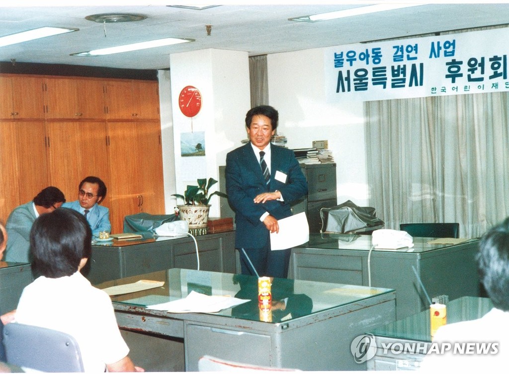 어린이 후원 활동에 평생 힘써온 최불암 (서울=연합뉴스) 초록우산 전국후원회장으로 41년간 활동하며 국내외 소외 아동을 위한 나눔에 앞장선 고 최불암 배우.
    사진은 과거 초록우산의 불우아동 결연사업 행사에 참석한 최불암 배우의 모습. 2026.10.30. [초록우산 제공. 재판매 및 DB 금지] photo@yna.co.kr