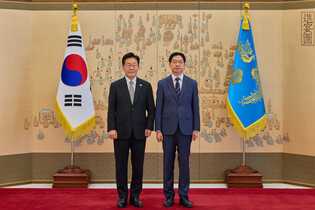 Lee meets special advisor on political affairs