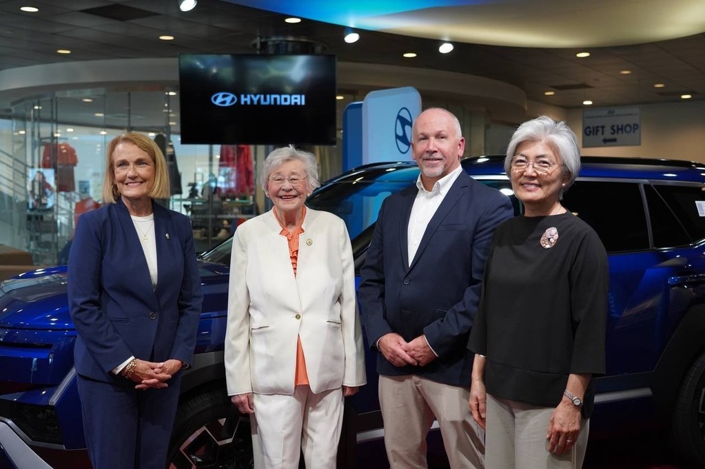 (From L) Alabama Commerce Secretary Ellen McNair; Alabama Gov. Kay Ivey; Hyundai Motor Manufacturing Alabama President and CEO Mark Rader; and South Korean Ambassador to the United States Kang Kyung-wha pose for a photo during an event announcing a US$450 million investment at Hyundai's plant in Montgomery, Alabama, on Oct. 28, 2026, in this photo from the X account of the South Korean Embassy in Washington. (PHOTO NOT FOR SALE) (Yonhap)