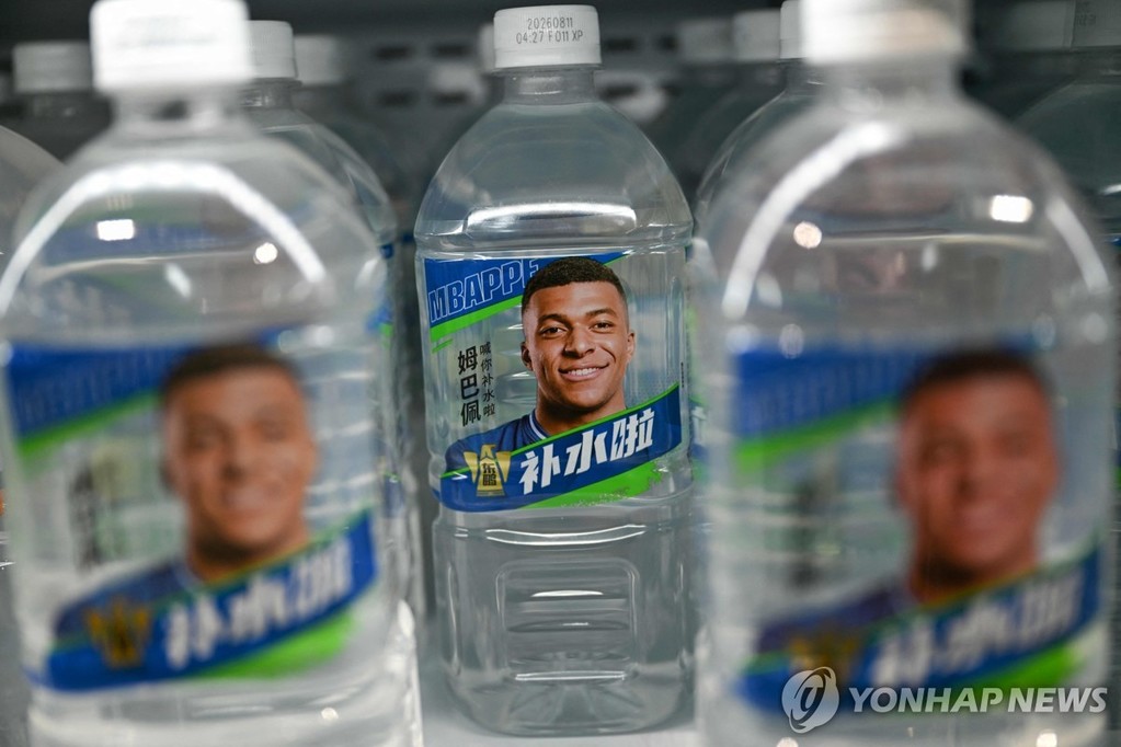 음바페를 모델로 기용한 중국 음료업체 제품 [AFP=연합뉴스 자료사진. 재판매 및 DB 금지]