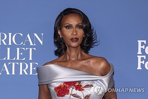  소말리아계 미국인 모델 겸 배우 이만이 2025년 10월 22일 미국 뉴욕 데이비드 게펜 홀에서 열린 아메리칸 발레 시어터 2025 가을 갈라 레드카펫 행사에 참석하고 있다. [EPA 연합뉴스 자료사진. 재판매 및 DB 금지]