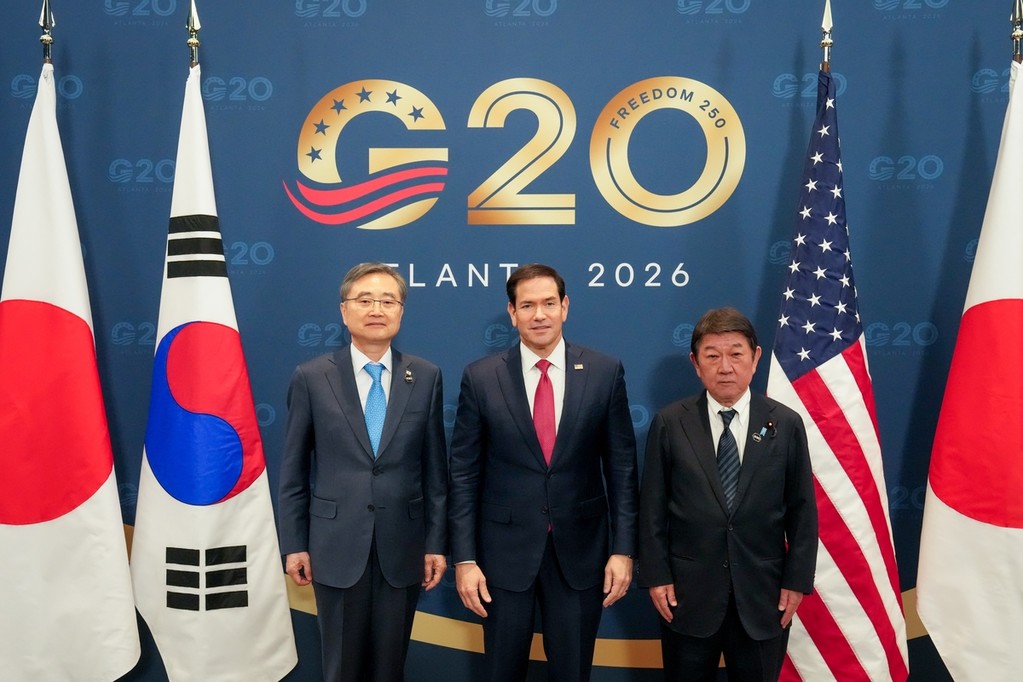 South Korean Foreign Minister Cho Hyun, U.S. Secretary of State Marco Rubio and Japanese Foreign Minister Toshimitsu Motegi (from L to R) pose for a photo during their meeting held on the sidelines of a Group of 20 (G20) meeting in Atlanta on Oct. 30, 2026, in this photo provided by the Seoul foreign ministry (PHOTO NOT FOR SALE) (Yonhap)