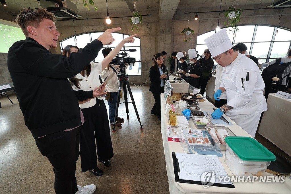 보롬왓 'Tasty Jeju 메밀' 요리경연 (서귀포=연합뉴스) 지난 5월 23일 제주 서귀포시 표선면 성읍리 보롬왓에서 제1회 'Tasty Jeju 메밀' 요리경연대회가 열리고 있다. [연합뉴스 자료사진]