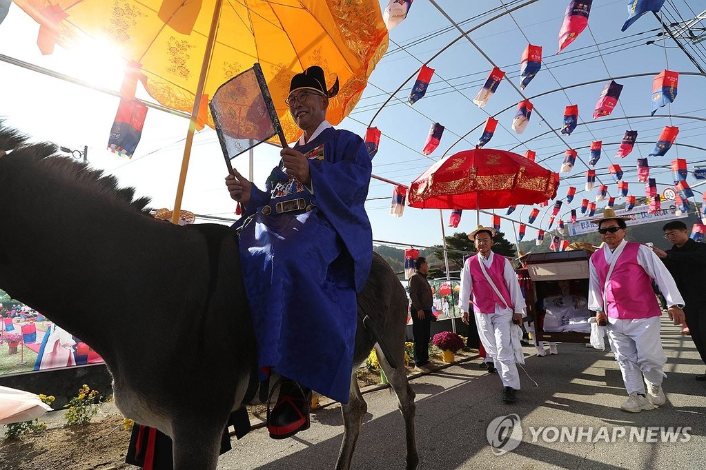 신랑은 당나귀, 신부는 꽃가마 (홍천=연합뉴스) 박영서 기자 = 31일 강원 홍천군 화촌면 장평1리 청사초롱마을에서 제3회 전통혼례문화축제가 열려 당나귀를 탄 신랑과 꽃가마를 탄 신부가 혼례 장소로 향하고 있다. 2026.10.31 conanys@yna.co.kr