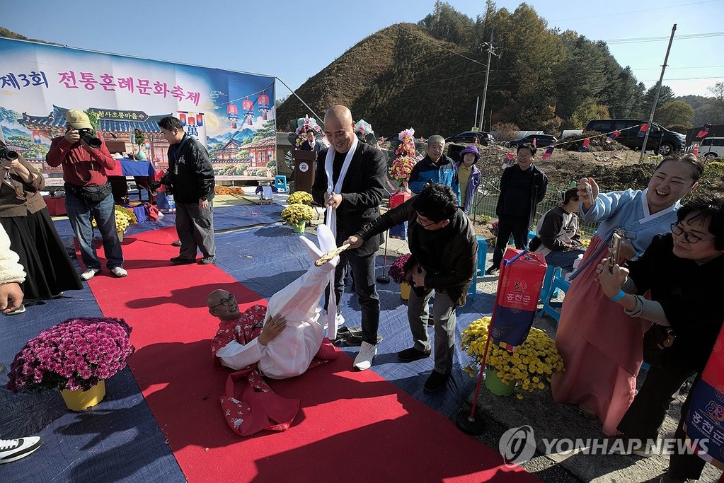 전통혼례 풍습 '신랑 달기' (홍천=연합뉴스) 박영서 기자 = 31일 강원 홍천군 화촌면 장평1리 청사초롱마을에서 제3회 전통혼례문화축제가 열려 옛 혼례 풍습인 '신랑 달기'가 진행되고 있다.
    신랑 달기는 혼례를 마친 신랑의 발을 묶어 들어 올리고 장난스럽게 발바닥을 두드리며 흥겨운 웃음과 덕담으로 혼례를 축하하던 풍습이다. 2026.10.31 conanys@yna.co.kr